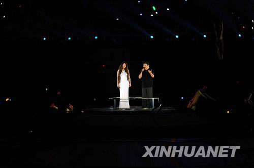  8月8日，第29届夏季奥林匹克运动会在北京国家体育场隆重开幕。这是歌手刘欢（右）和莎拉·布莱曼在开幕式上演唱。