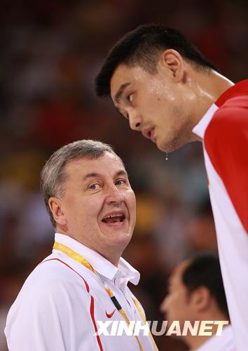  8月12日，中国队13号姚明（右）在比赛前与中国男篮主教练尤纳斯交流。当日，在北京奥运会篮球男子小组赛中，中国男篮迎战西班牙男篮。 新华社记者 孟永民 摄