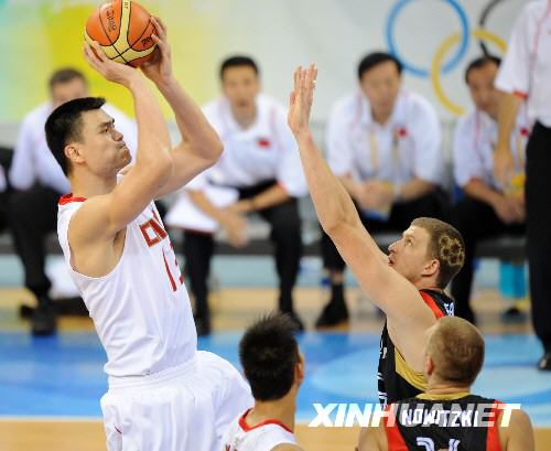  8月16日，中国队球员姚明（左）在比赛中投篮。当日，在北京奥运会男篮小组赛中，中国男篮以59比55战胜德国队，根据竞赛规则，本场战胜德国队，4战2胜2负积6分的中国男篮已经稳进八强。 新华社记者李钢摄 