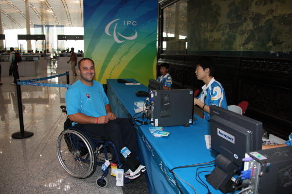 2439名残奥代表团成员抵首都机场 志愿者热情服务