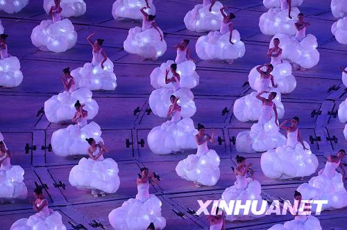 9月6日晚8点，北京2008年残奥会开幕式在国家体育场“鸟巢”举行。这是开幕式上的文艺表演。