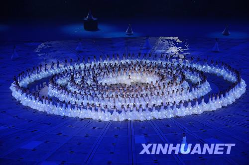  9月6日晚8点，北京2008年残奥会开幕式在国家体育场“鸟巢”举行。这是开幕式上的文艺表演。