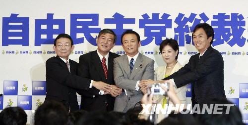 9月10日，日本自民党5名总裁候选人与谢野馨、石破茂、麻生太郎、小池百合子和石原伸晃（从左到右）在首都东京自民党总部举行的记者会上集体亮相。自民党总裁选举将于22日举行。 新华社记者 任正来 摄 