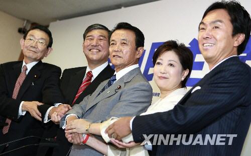 9月10日，日本自民党5名总裁候选人与谢野馨、石破茂、麻生太郎、小池百合子和石原伸晃（从左到右）在首都东京自民党总部举行的记者会上集体亮相。自民党总裁选举将于22日举行。 新华社记者 任正来 摄 