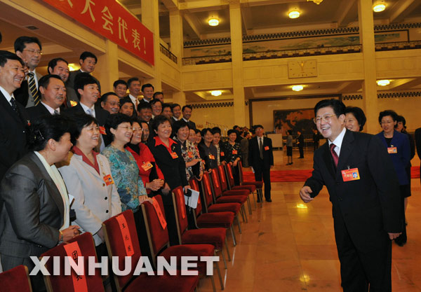 10月21日，中国工会第十五次全国代表大会圆满完成了各项议程，在北京人民大会堂闭幕。这是中共中央政治局委员、全国人大常委会副委员长、中华全国总工会主席王兆国会后与代表们交流。 新华社记者何俊昌摄 