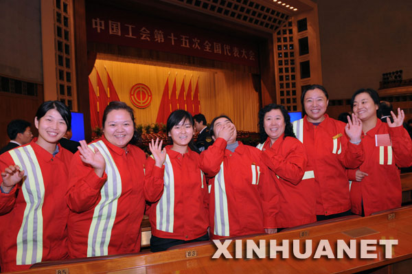 这是应邀旁听大会的北京市东城区环卫工会会员在会场合影留念。 新华社记者何俊昌摄 