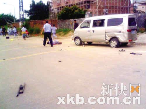 现场目击者拍下的泥头车撞人后的场景