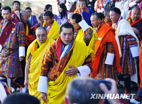11月6日,在不丹首都廷布,不丹第五世国王吉格梅·凯萨尔·纳姆耶尔·旺楚克步入加冕典礼现场。不丹第五世国王吉格梅·凯萨尔·纳姆耶尔·旺楚克的加冕大礼当日在廷布举行。吉格梅·凯萨尔·纳姆耶尔·旺楚克国王现年28岁,曾在美国和英国学习,并获得牛津大学政治学硕士学位。在正式从父亲手中接过王冠之后,他成为了当今世界上最年轻的国王。 新华社记者王晔摄