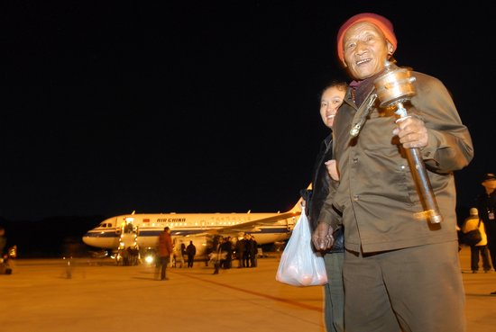 西藏拉萨机场首次启动夜航航班(图)