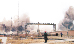 300公斤炸药爆破4座水塔 国内规模最大定向爆破