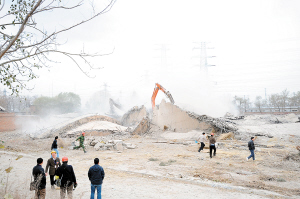 300公斤炸药爆破4座水塔 国内规模最大定向爆破