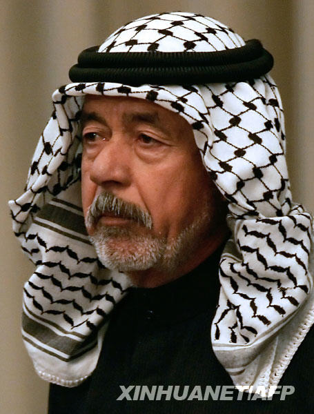 12月2日，伊拉克一特别法庭判处前政权高官、绰号“化学阿里”的阿里·哈桑·马吉德死刑。这是他第二次被判处死刑。这是马吉德在伊拉克首都巴格达接受庭审的资料照片（2007年1月8日摄）。