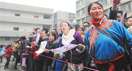 汶川1100名异地复读师生返乡过年(组图)