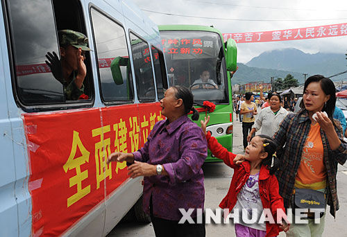 7月21日，四川省什邡市蓥华镇一位妇女给撤离的解放军官兵送来食品。新华社记者江宏景摄