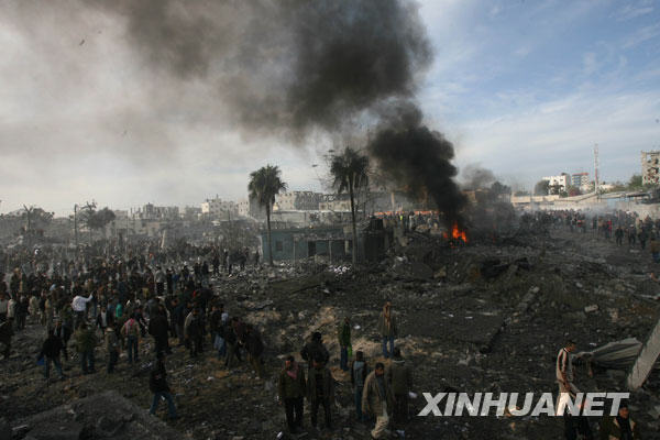 12月27日，在加沙地带南部的拉法，巴勒斯坦人在一处遭以军战机空袭的地点查看。以色列战机当日上午向加沙地带发动大规模空袭，袭击了多处巴勒斯坦伊斯兰抵抗运动（哈马斯）在加沙地带的机构，至少造成１４０名巴勒斯坦人死亡，２００人受伤。