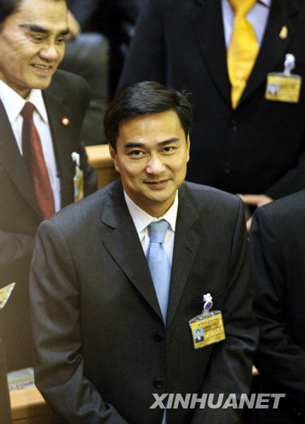 12月15日，在泰国首都曼谷的国会大厦内，泰国民主党主席阿披实当选总理后面露笑容。阿披实当日在国会下议院总理选举特别会议上以235票获得多数议员支持，当选泰国第27位总理。