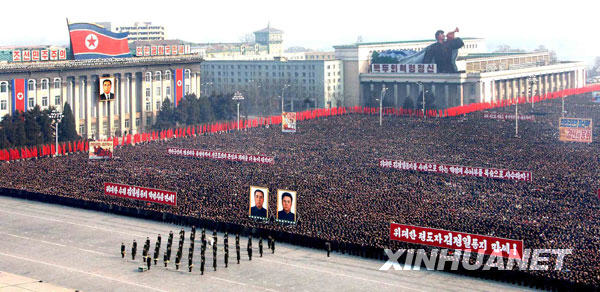 这张朝中社1月5日提供的照片显示，平壤群众在金日成广场举行集会，表示响应千里马综合炼钢企业不久前发出的“掀起新的革命高潮”运动的号召，表示坚决完成今年的生产任务。