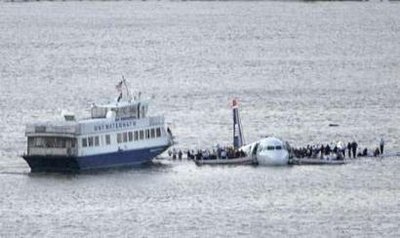 美客机遭飞鸟撞击迫降河面 150名乘客获救