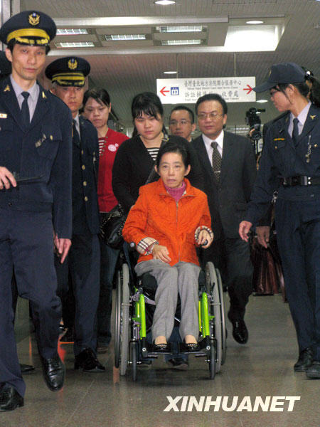 2月10日，庭审结束后，吴淑珍离开台北地方法院。
