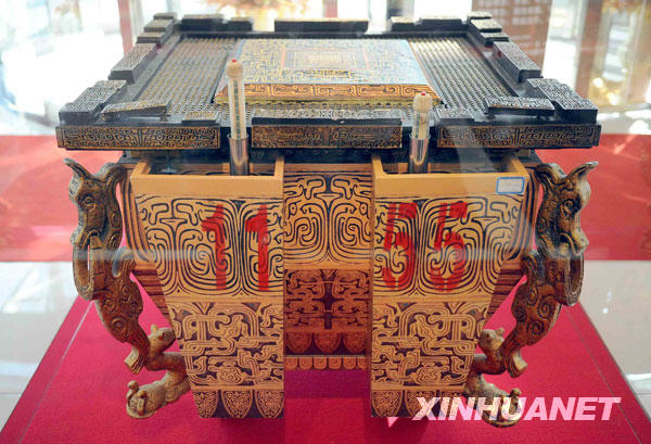 3月8日拍摄的在北京产权交易所展出的标的（缶）样品。当日，“2008北京第29届奥运会开幕式演出道具‘缶’专场拍卖会”在北京产权交易所落槌。首个标的共十个缶以1.3万元总价起拍，经过近百轮激烈竞价，最终以70.6万元被347号买家竞得。据介绍，当日有1000只缶约53个标的投入竞拍，共有439家单位和个人报名参与了现场竞买。