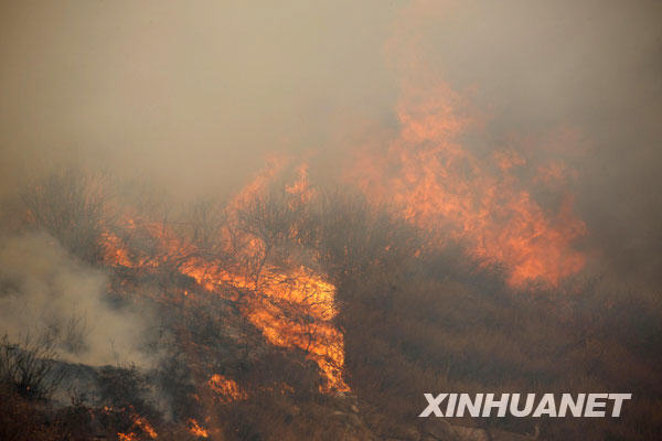 这是4月5日拍摄的山西省盂县北下庄乡西麻河驿村起火的山林。