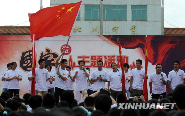  5月11日，成龙等和北川师生齐唱《歌唱》。