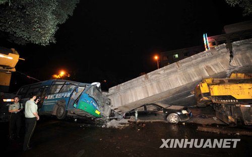 湖南株洲市区高架桥坍塌砸压车辆约20台