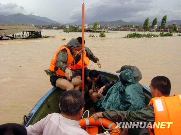 6月22日,福建省诏安县边防官兵将被洪水围困的群众救上冲锋舟。