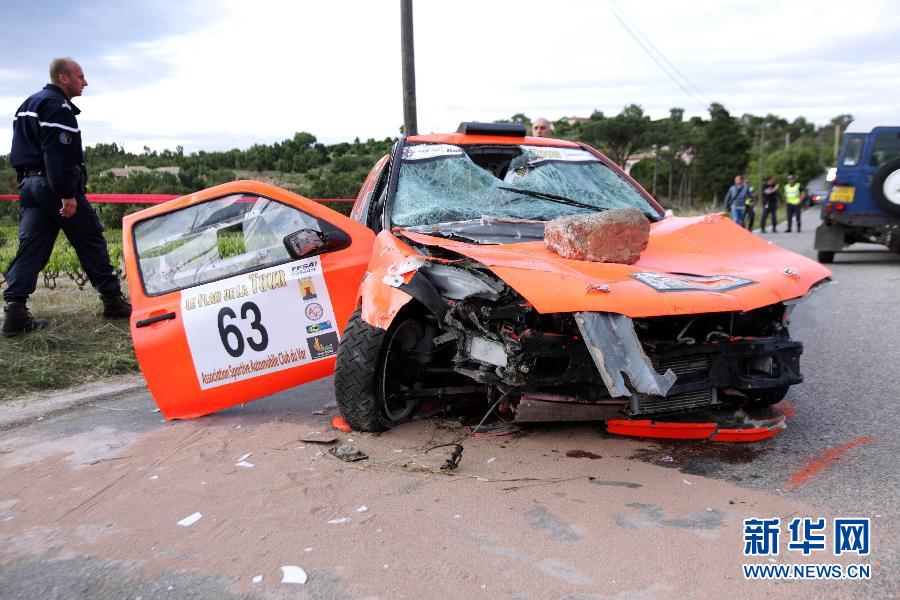 （体育）（1）汽车——法国拉力赛发生惨剧 赛车冲入人群二死十七伤