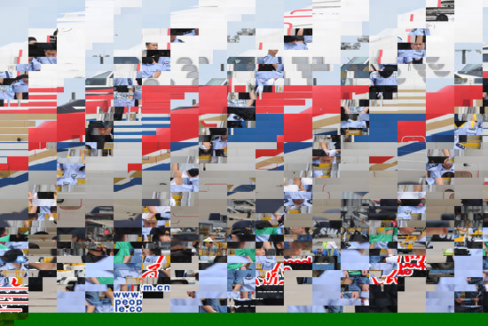 5月24日，“11·29”特大电信诈骗犯罪嫌疑人在我国公安民警的押解下走下旋梯。（人民网记者 于凯摄） 