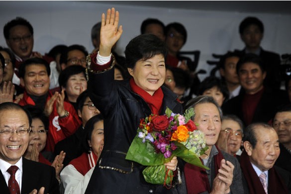 2012年12月19日，在韩国首尔新国家党党部，朴槿惠向支持者招手示意感谢。据韩国联合通讯社19日报道，韩国第18届总统选举开票完成70%，新国家党总统候选人朴槿惠以51.6%的得票率确认赢得选举。 图片：新华社发