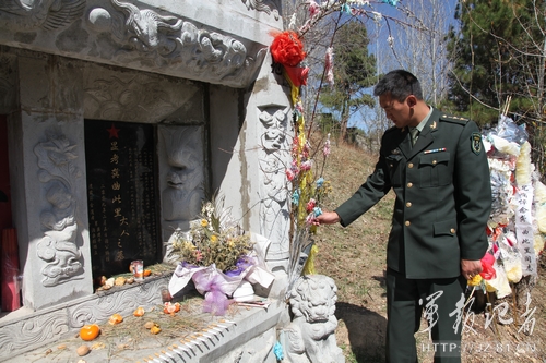 龚建平为父亲龚曲此里扫墓
