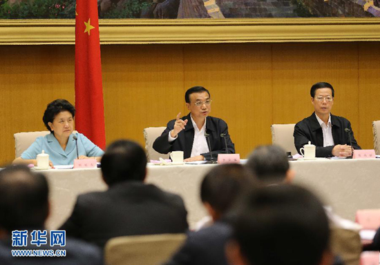 5月13日，国务院召开全国电视电话会议，动员部署国务院机构职能转变工作。中共中央政治局常委、国务院总理李克强发表讲话。 新华社记者刘卫兵 摄