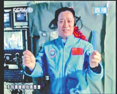 王亚平太空授课演示在太空中测量航天员的质量，聂海胜上阵示范。