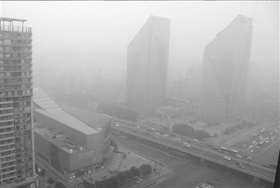     6月28日，北京再现雾霾天气，当天数据显示，城六区PM2.5均达到了重度污染级别。京华时报记者 王海欣 摄
