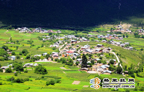 蓝天白云下的藏族村落