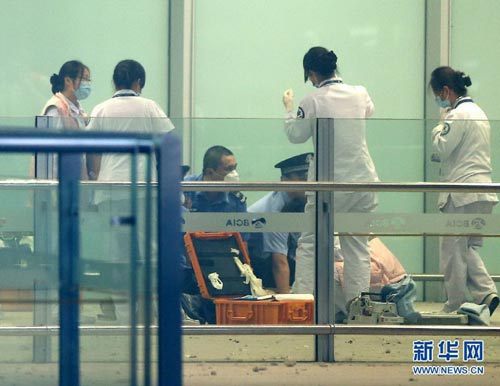 7月20日，首都机场通过闭路监控系统转播爆炸现场的实况。当日18:30分左右，在北京首都国际机场T3航站楼出站B口附近发生爆炸事件。据目击者称一名残疾人引燃携带的炸弹，目前人员伤亡情况不详。记者在现场看到引爆者倒地。新华社记者陈建力摄