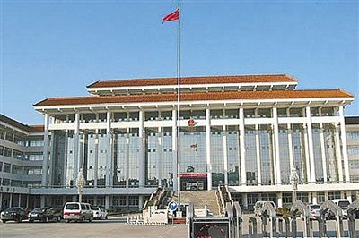 濮阳县违规、超标修建的县委、县政府办公楼。新华社发
