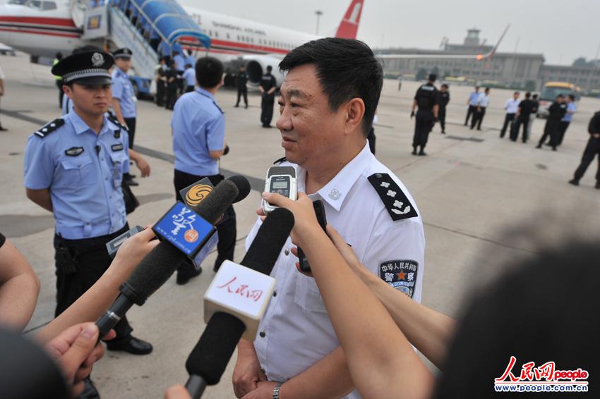 公安部刑事侦查局局长刘安成就此案接受媒体采访。(人民网记者 翁奇羽摄)