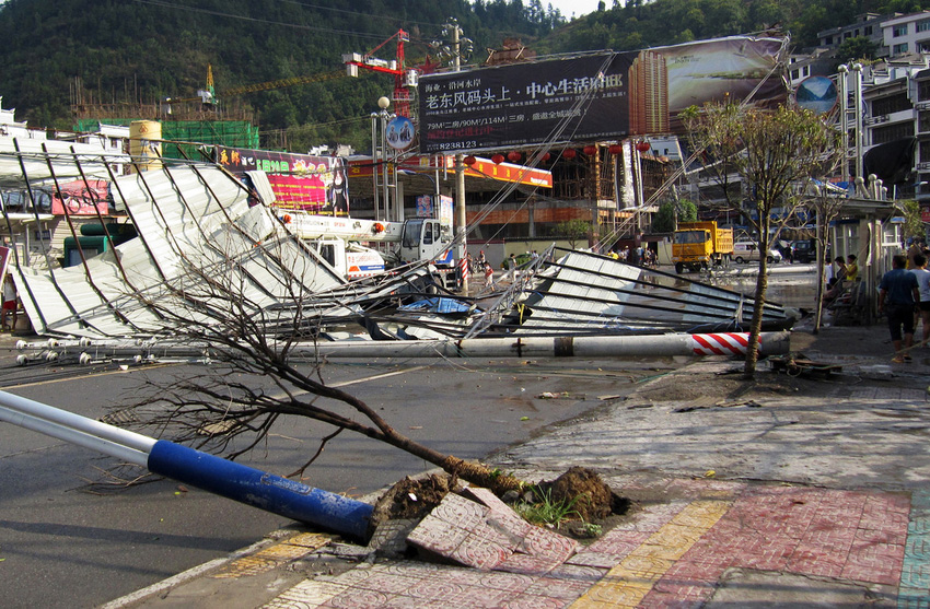 2013年8月12日，贵州省沿河县城遭狂风袭击过后的受灾现场。田茂昌/东方IC 
