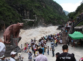 游客云集虎跳峡