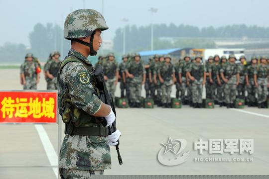 解放军士兵在机场准备利用民航运送兵力。（资料图）