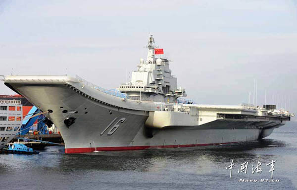 原文配图：中国海军航母平台港内最新静态照片。李唐 摄