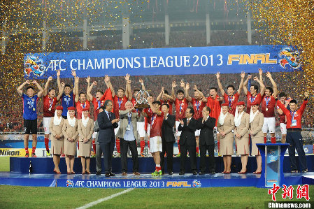 广州恒大首捧亚冠冠军奖杯 登顶亚洲之巅