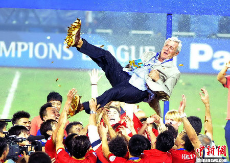 广州恒大首捧亚冠冠军奖杯 登顶亚洲之巅