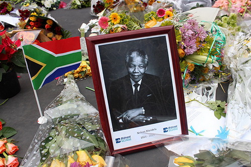 12月6日,南非民众在桑顿曼德拉广场上为南非已故前总统曼德拉献花 (王欲然 摄)