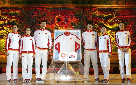 1月7日，运动员代表于静、彭程、张昊、佟健、庞清、张虹（从左至右）身着冠军龙服合影。新华社记者孟永民摄