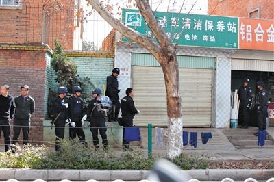 警方合围电动车保养店。马大仙供图