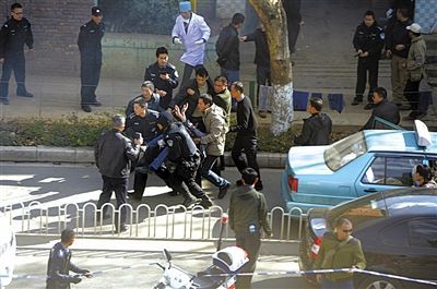 昨日，昆明闹市区人质劫持事件处置成功，劫持人被警方控制，人质被救护车送往医院。图/CFP