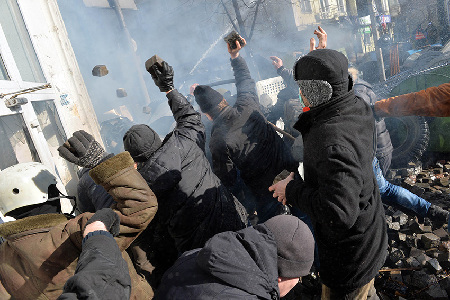 2月18日，在乌克兰首都基辅，示威者在议会大楼附近投掷石块。新华社/法新